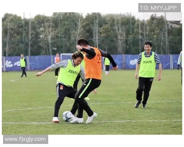 足球明星碰拳瞬间回顾感受他们的友谊与竞技精神的完美结合 足球明星碰拳瞬间回顾感受他们的友谊与竞技精神的完美结合