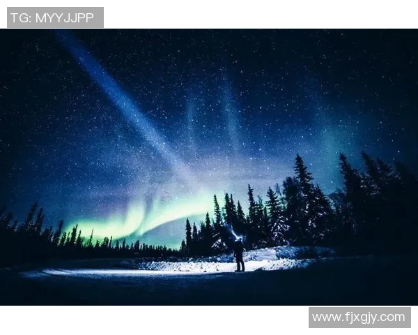 孤独的足球明星在晨曦中独自训练展现坚定信念与不屈精神的瞬间